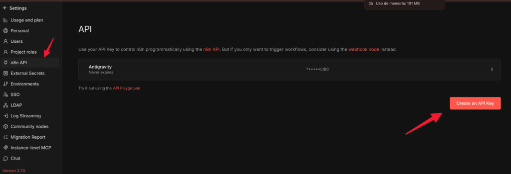 Captura de pantalla del panel de "Settings > n8n API" en n8n, con una flecha apuntando al botón "Crear API" y mostrando los permisos habilitados