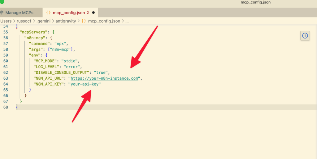 Captura de pantalla del editor de código de Antigravity mostrando el archivo mcp_config.json con el código pegado y las variables N8N_API_URL y N8N_API_KEY resaltadas
